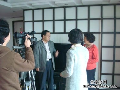 我公司專家在為消費(fèi)者說(shuō)明室內(nèi)空氣污染